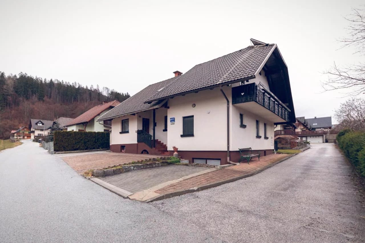 Pogled na hišo z vaške ceste